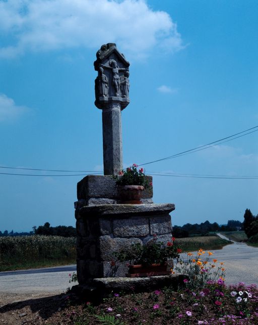 Croix de chemin : face portant le Christ en croix (état en 1993)