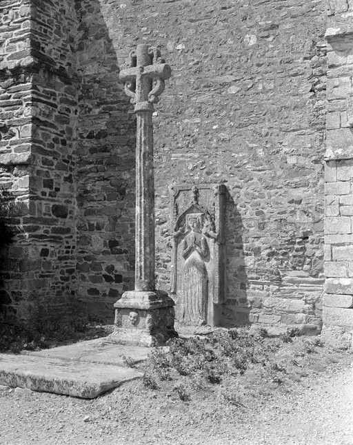 Vue générale (1994) ; Croix monumentale : vue générale ; Croix de cimetière (17e siècle)