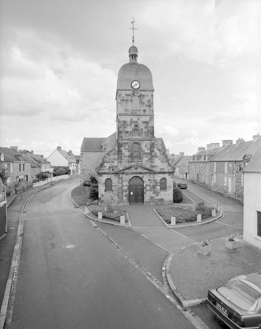 Église paroissiale Saint-Nicolas (Le Vivier-sur-Mer) ; Eglise paroissiale Saint-Nicolas (Le Vivier-sur-Mer) ; Les églises et croix monumentales sur la commune de Le Vivier-sur-Mer