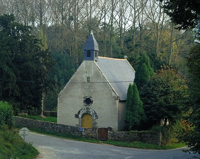 Vue générale nord de la chapelle avec son enclos