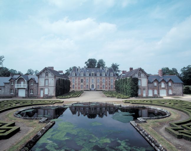 Château et dépendances : vue générale prise du sud-est