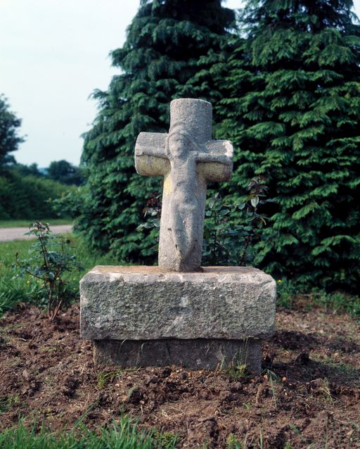 Croix de chemin, la Ville Dan (Guillac) ; Les croix monumentales de la commune de Guillac