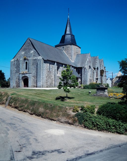 Vue générale prise du sud-ouest ; Croix monumentale : vue de situation prise du sud-ouest