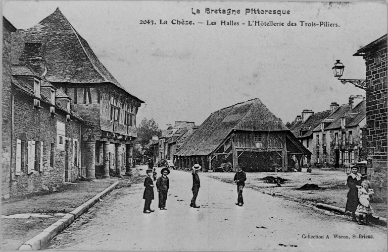Les halles et l'hôtellerie des trois Piliers. Carte postale ancienne ; Les halles et l'hôtellerie des trois Piliers. Carte postale ancienne
