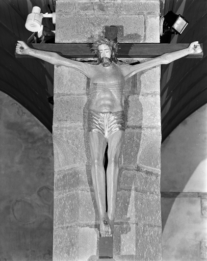 Statue : Christ en croix.