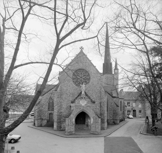 Église paroissiale Sacrés-Coeurs, rue de Villeneuve (Rennes)