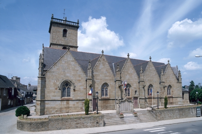 Eglise paroissiale Saint-Martin, place de l'Hotel de Ville (Louvigné-du-Désert)