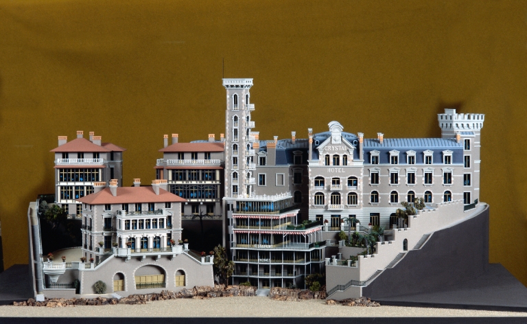 Crystal Hôtel vers 1920, vue générale de face sur front de mer (maquette d'André Pompanon, Musée de Dinard).