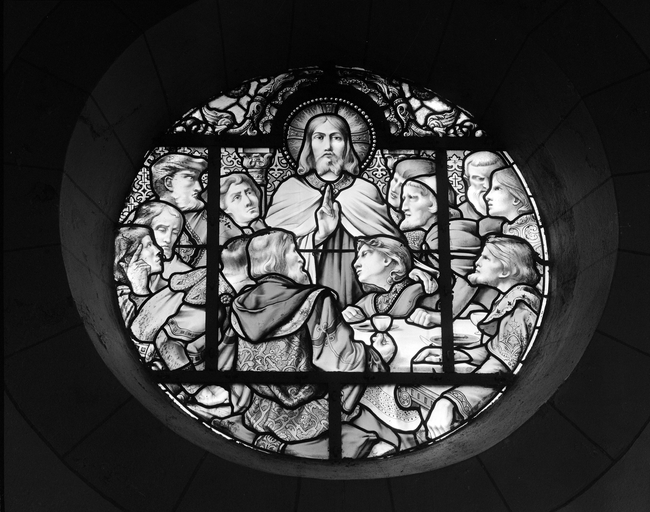 Verrières (2) (vitrail tableau, rondel) : Crucifixion, Cène (baies 1 et 2), église paroissiale Saint-Melaine (Cornillé)