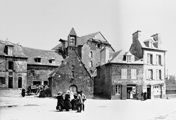 Vue générale. Etat fin 19e siècle ; Place Saint-Joseph, fin 19e siècle (Photo Villard, SDAP Quimper) ; Place Saint-Joseph et ancien moulin devenu minoterie, vers 1900 (cl. Villard)