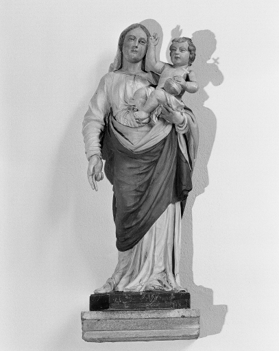 Statue : Vierge à l'Enfant.