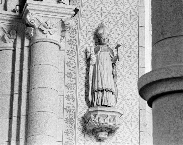 Statue d'un saint évêque