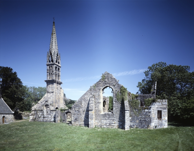 Vue générale sud ; Quimerc'h, vieux bourg. Ancienne église paroissiale Saint-Pierre