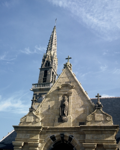 Détail de la partie supérieure du porche sud et du clocher ; Eglise paroissiale Saint-Audoën