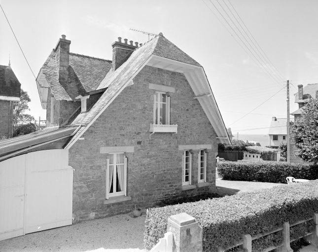 Vue de la façade latérale sur jardin.