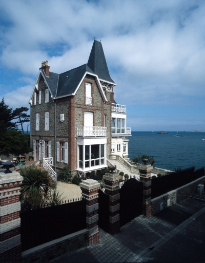 Vue de la façade sur rue avec front de mer.