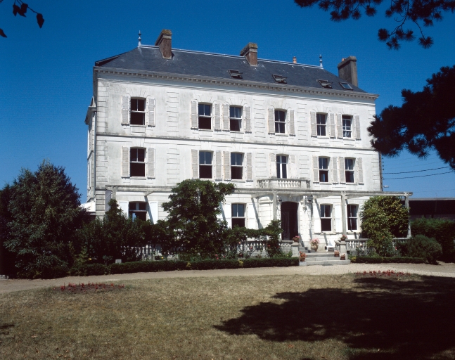 Vue d'ensemble de la façade antérieure sud sur jardin.