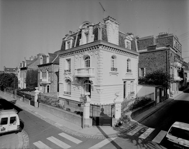 Vue d'ensemble, façade extérieure prise de 3/4. ; Folie dans le style du 18e siècle : villa Persévérance, 1914