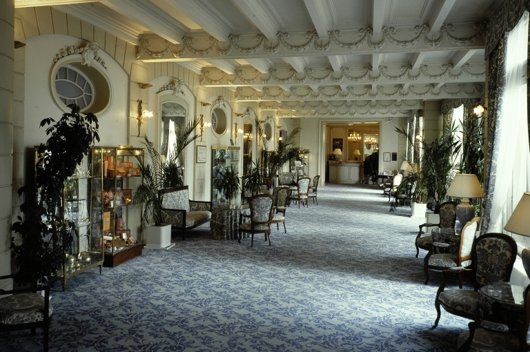 Hall d'entrée, vue générale de la réception vers le restaurant.