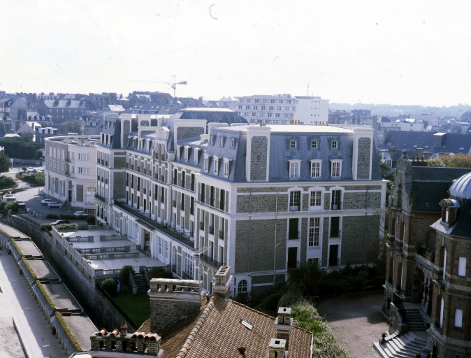 Vue de profil de la façade sur mer.
