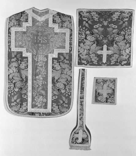 Chasuble, étole, bourse de corporal, voile de calice, ornement