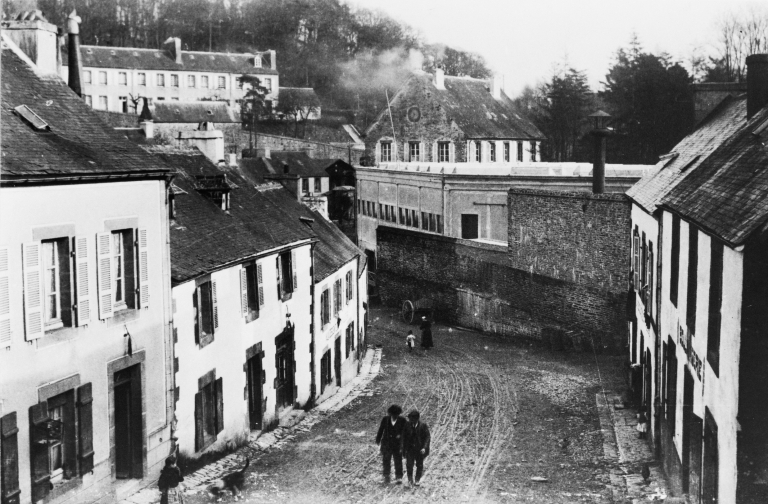 La poudrerie et la rue principale de Pont-de-Buis. Carte postale, vers 1900