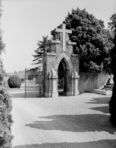 Vue générale du portail d'accès au cimetière.
