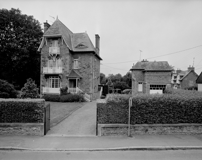 Vue générale de la maison et des communs prise de face..