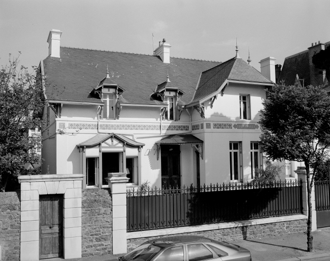 Elévation sud-est, et portail d'entrée.