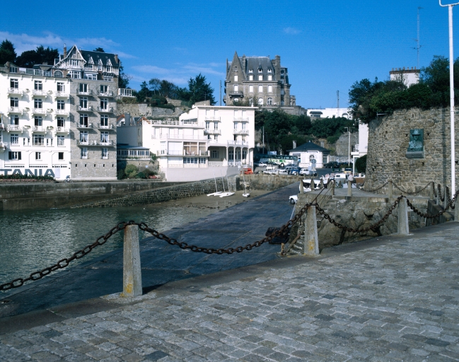 Vue générale de la cale du Bec de la vallée à marée haute.