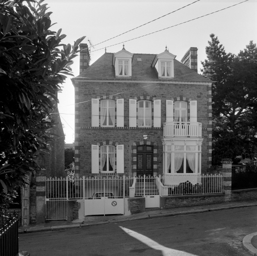 Vue générale de la façade principale prise de la rue Blanchet.