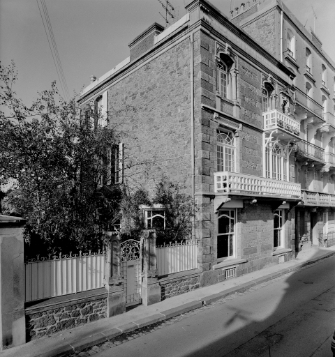 Vue générale prise de 3/4 façade sur rue côté sud et façade est.