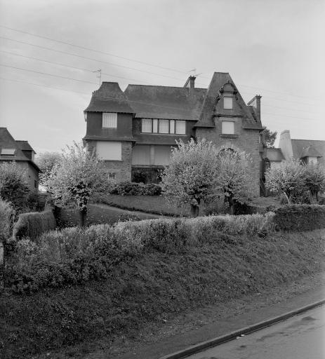 Vue d'ensemble de la façade avec vue sur mer et jardin.