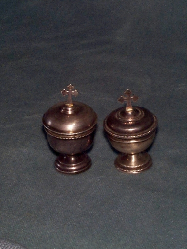 Ciboire des malades 2 ; Ciboire des malades 1
