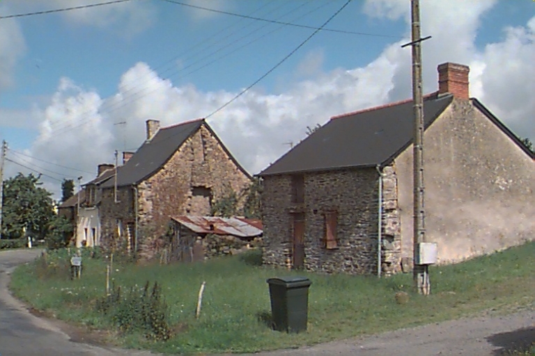 La maison, au premier plan, en 1997 : vue de situation sud-est