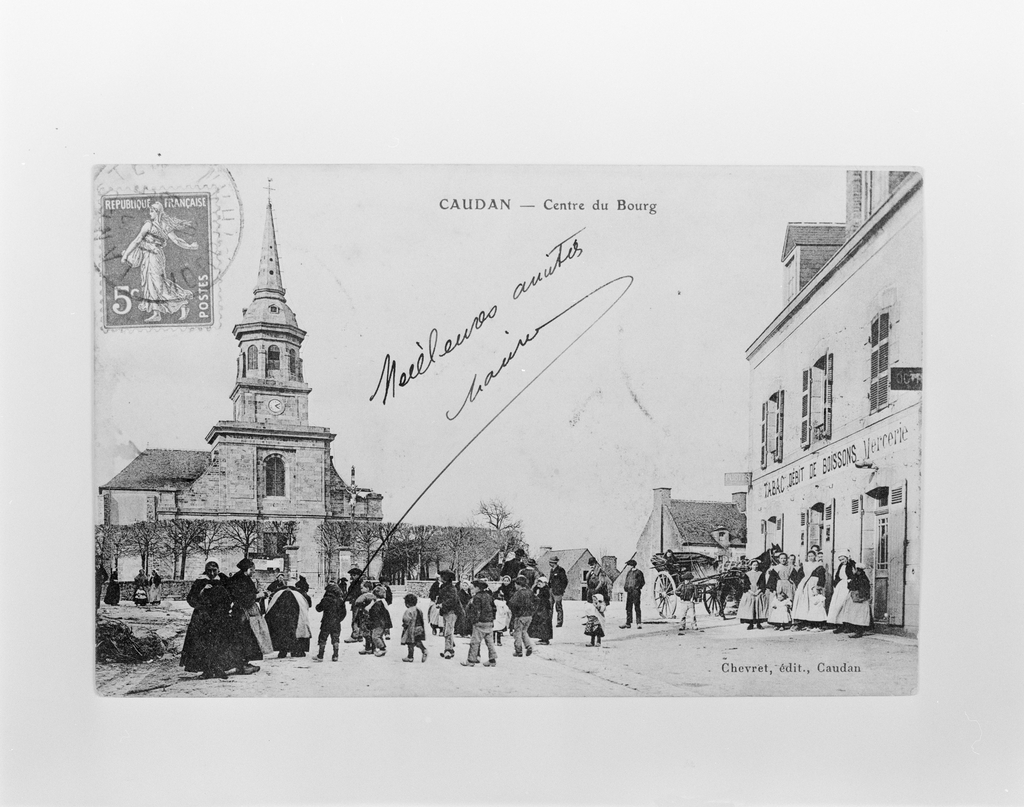 Centre du bourg. Vue générale. Carte postal. Chevret, édit. Caudan