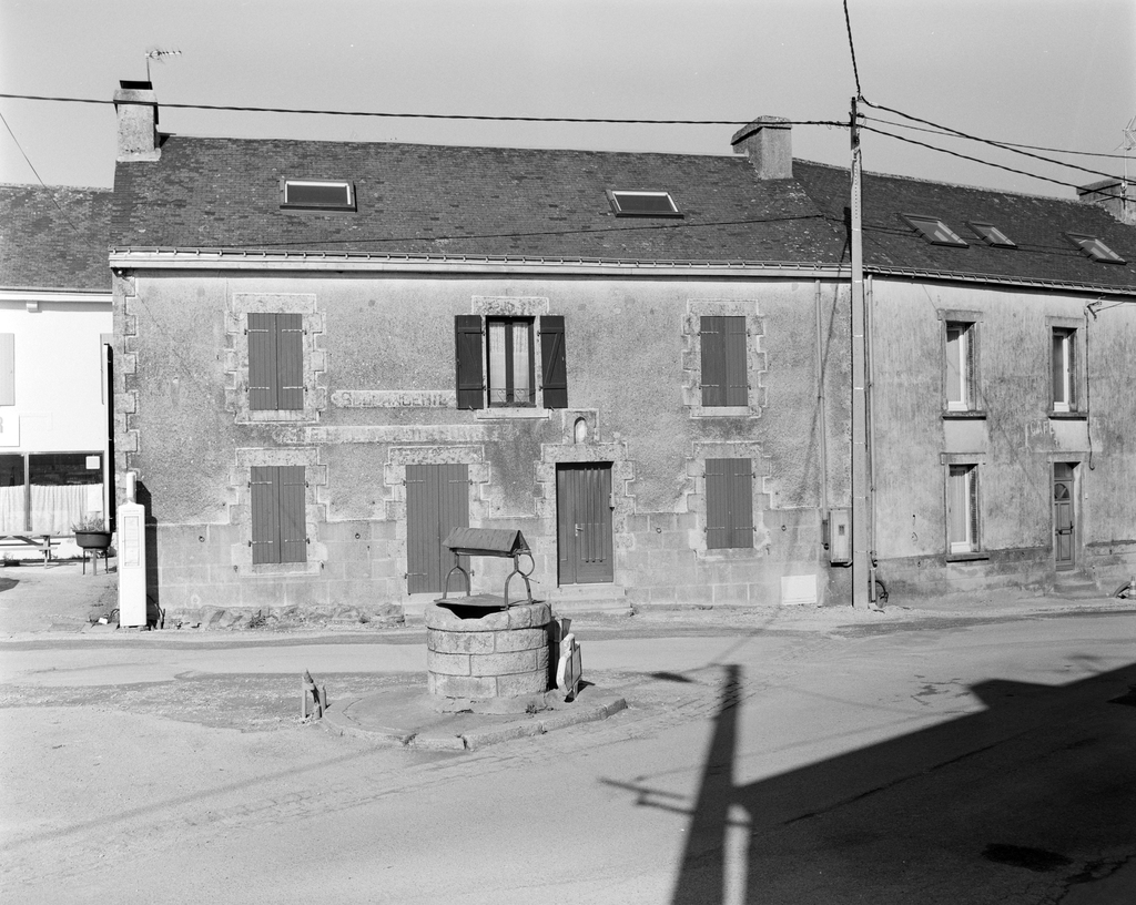Maison, 9 place du puits : ancienne boulangerie-débit de boissons.