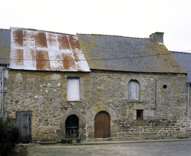 Vue générale sud ; Brunehant, maison du 17e siècle