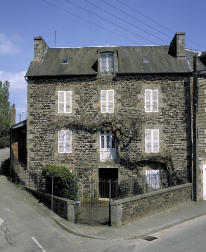 Vue générale sud ; Maison au village, rue du Général-de-Gaulle