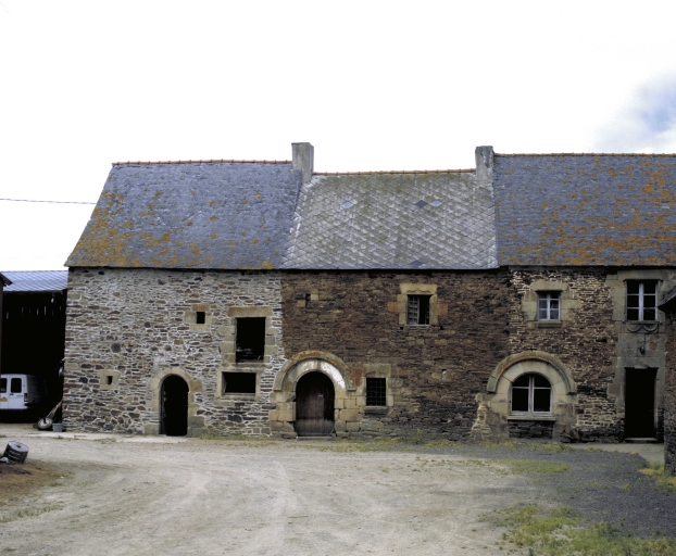 Vue générale sud du logis ; la Ribouyère, ferme datée 1572