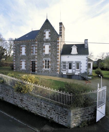 Vue générale sud ; Maison au village, rue de Chappedelaine