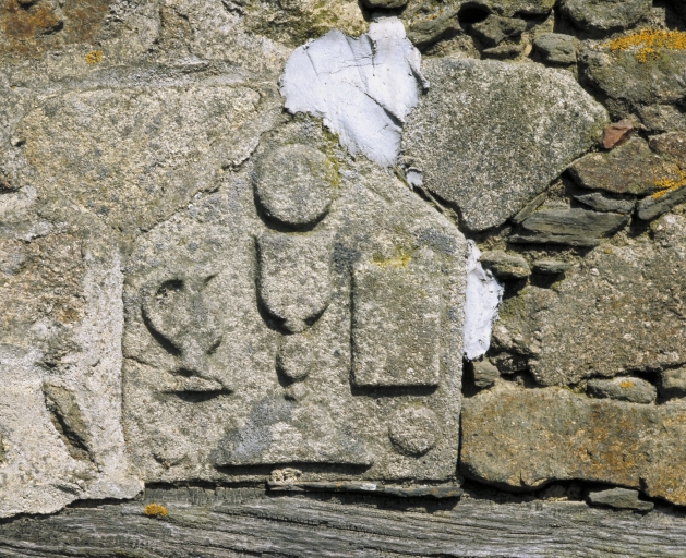 Rue de la Salette, remploi d'un calice sculpté ; Maison rue de la Salette, remploi d'une marque de prêtre