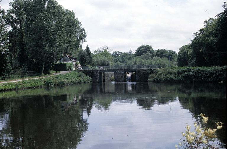 Vue de situation depuis l'aval ; Vue générale