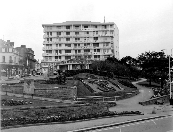 Vue de situation avec jardin, esplanade Yves Verney.