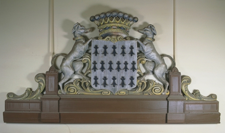 Dessus de porte : vue générale des armes de la commune