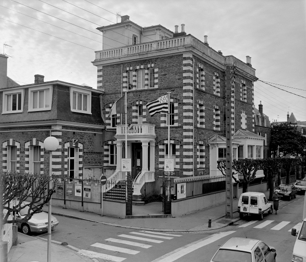 Façade sur rue, vue générale nord-est.