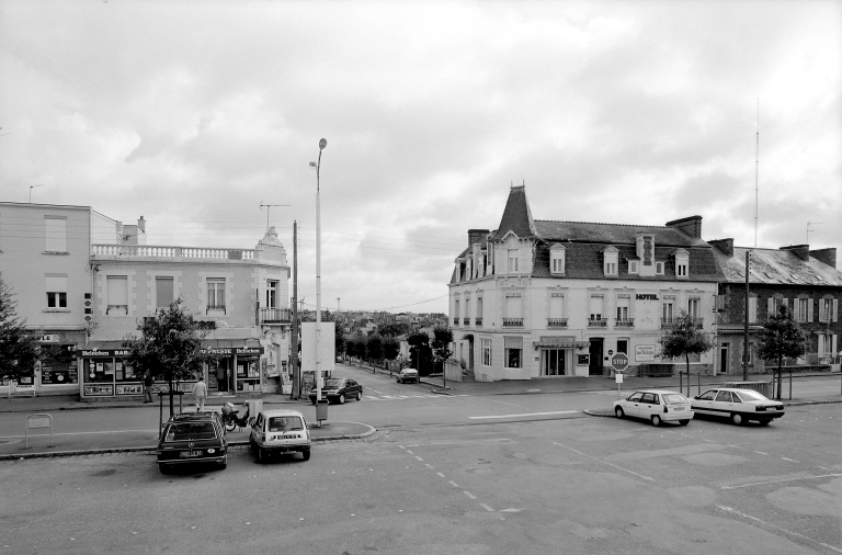 Vue  générale prise de la place de la gare vers l'hôtel des Alizés (1907).