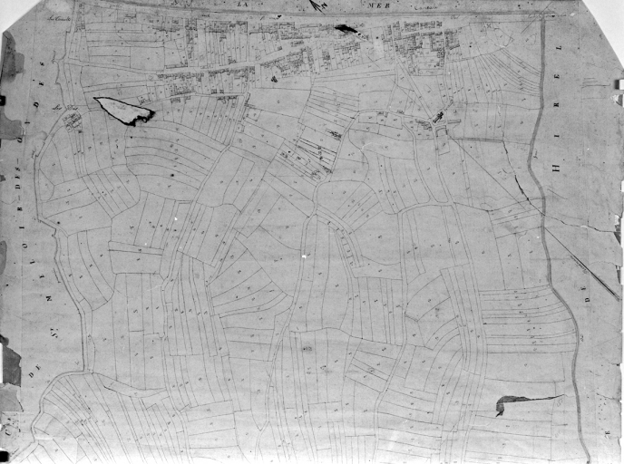 Le village sur le cadastre de 1828 ; Le cadastre 'napoléonien' figure le village aggloméré le long de la digue ; seul l'ancien prieuré est en retrait