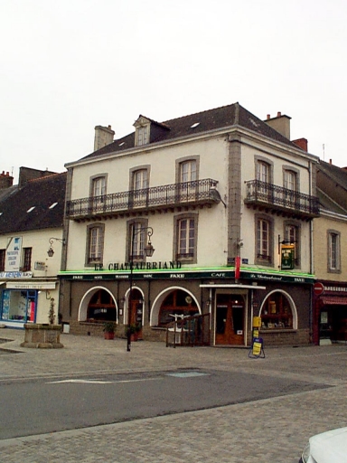 Vue générale ; Immeuble, actuellement hôtel de voyageurs, dit Hôtel Chateaubriand - Vue générale