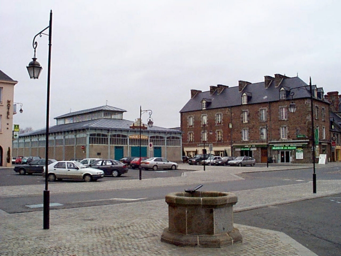 Vue des halles et des immeubles au nord-est ; PLace de l'église Notre-Dame, place du Champ de Mars, actuellement place Chateaubriand (Dol-de-Bretagne) - Vue des halles et des immeubles au nord-est